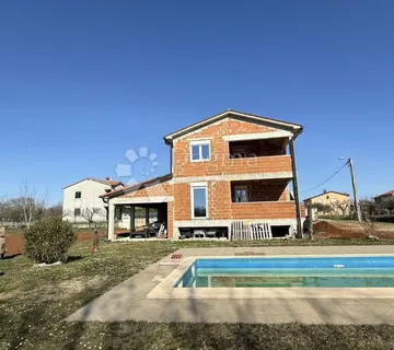 Roh Bau Kuća Sa 2 Stana, Gotovim Bazenom I Građevinskim Zemljištem - Labin