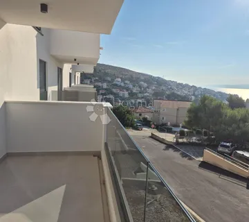 NOVOGRADNJA – MODERAN STAN (S6) NA 2. KATU S BALKONOM I POGLEDOM NA MORE, MANJE OD 150 m OD PLAŽE – OKRUG GORNJI - Okrug Gornji, Okrug