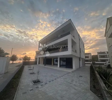 LUKSUZNI PENTHOUSE NA OBALI MORA - cover