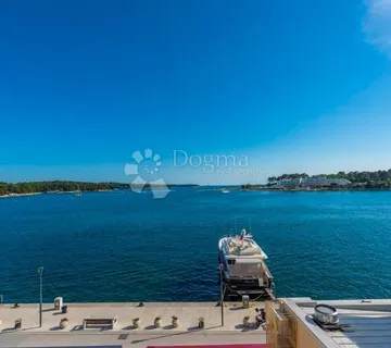 Kat Zgrade Sa Dva Odvojena Stana 1.red Do Mora - Poreč