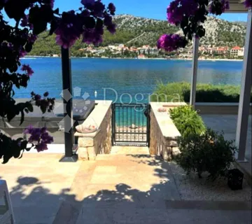 Kuća prvi red do mora - cover