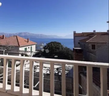 Trosoban namješten stan, Postira