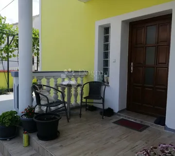 KUĆA U VODICAMA U BLIZINI CENTRA SA 350m2 OKUĆNICE - Vodice