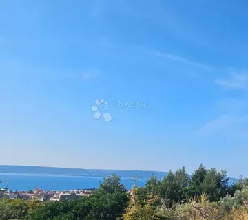 Građevinsko zemljište iznad magistrale s panoramskim pogledom na more u Kaštel Kambelovcu! - Kaštel Kambelovac, Kaštela