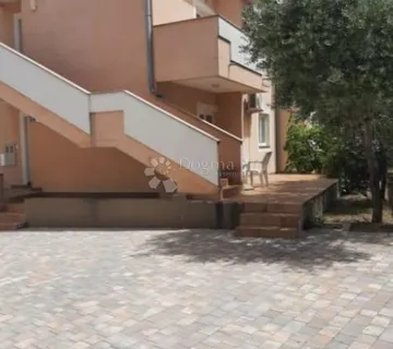 Novalja, kuća sa četiri apartmana