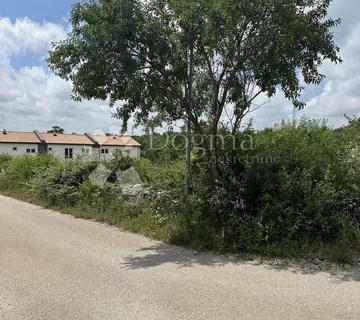 Građevinsko zemljište sa glavnim projektom za kuću sa bazenom - cover
