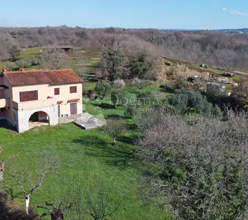 Brtonigla, Kuća Sa 2.500m2 Građevinskog Zemljišta