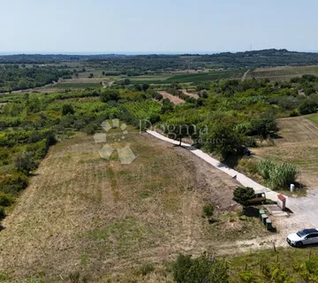 Atraktivno zemljište za vilu s pogledom na more i vinograde - Buje
