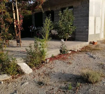 Kuća s velikim građevinskim zemljištem – Čista Velika (Vodice) - Čista Velika, Vodice