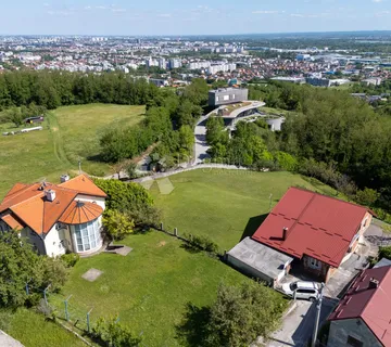 Ekskluzivna kuća u Gajnicama – 3 stana, garaža za 2 auta i veliko dvorište - Zagreb