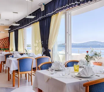 PREKRASAN OBITELJSKI HOTEL SA RESTORANOM, 80m DO MORA! - cover