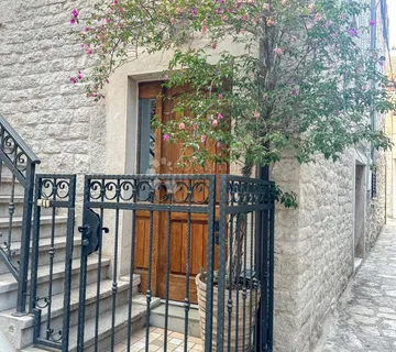 Prekrasno obnovljena kamena kuća u srcu Šibenika, 151 m² - Grebaštica, Šibenik