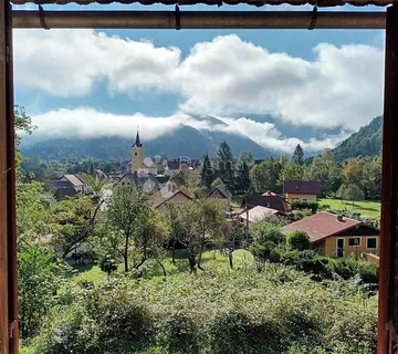 Velika kuća pored Kupe sa 2385 m2 okućnice - Kuželj, Delnice