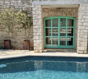 SVETI LOVREČ, 3 kamene vile i dvor s bazenom - Sveti Lovreč Pazenatički