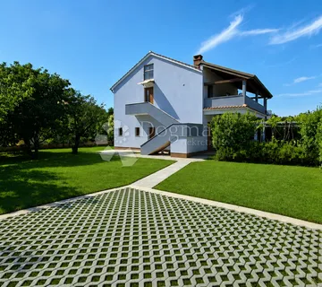 POREČ (okolica) - Prostrani stan u prizemlju sa vrtom