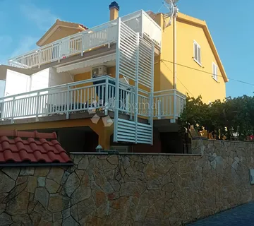 PRODAJE SE – PROSTRANA KUĆA S APARTMANIMA, POGLEDOM NA MORE I UHODANIM TURISTIČKIM POSLOM (353 m²) – OKRUG GORNJI - Okrug Gornji, Okrug