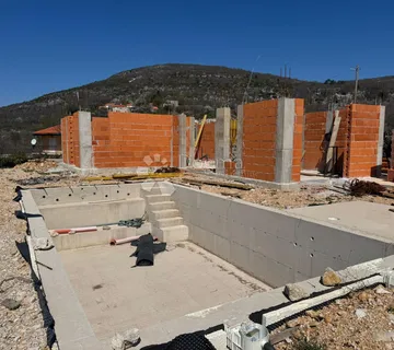 Zagvozd kuća s bazenom u izgradnji - cover