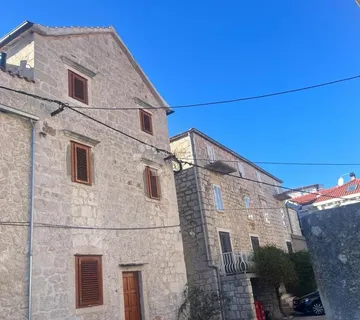 TISNO - Prekrasna kamena višekatnica uz more