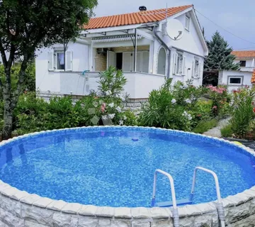 Samostojeća kuća s bazenom - Pinezići, Krk