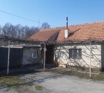 Kuća sa okućnicom i zemljištem u Oštarijama - Oštarije, Josipdol