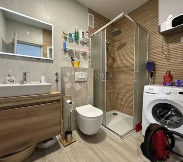 Na prodaju predivan etažirani stan s pogledom na more – 130 m od obale, Biograd na Moru - cover