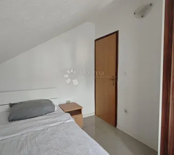 Namješten stan s odvojenom spavaćom sobom, loggiom i velikom terasom - Zagreb