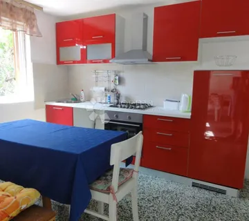 Kuća sa dva stana - Cres