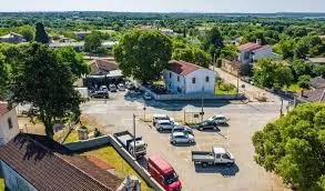 Prostrano građevinsko zemljište sa vodom - Loborika - Loborika, Marčana