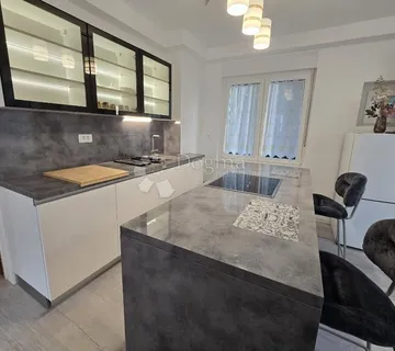 Bulevard: tek renovirani dvosobni stan s balkonom - Rijeka