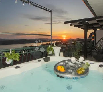 Šibenik-Penthouse S Pogledom Na More