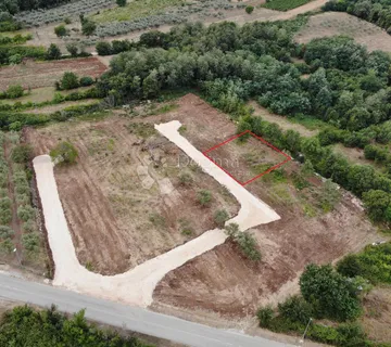 Atraktivno zemljište 6 kilometra od mora, Brtonigla