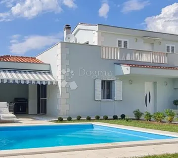 Luksuzna Vila s Bazenom u Središtu Vrsi – Blizina Mora, Privatnost i Elegancija - cover