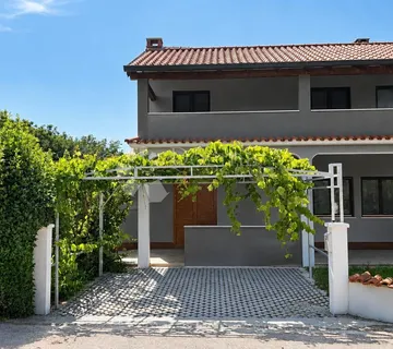 POREČ (okolica) - Prostrani stan na 1.katu sa vrtom