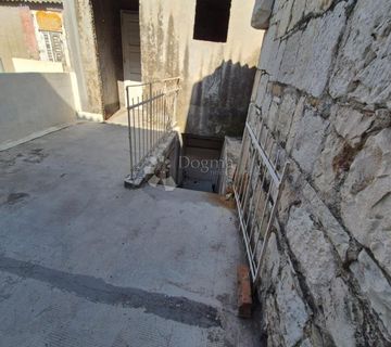 Posebna kamena kuća za adaptaciju na odličnoj lokaciji 50 metara do mora - cover