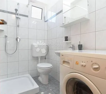 Apartmanska kuća visokog potencijala 2 km od mora! - cover