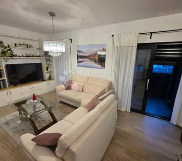 Moderan trosoban stan s parkingom u centru Varaždina - cover