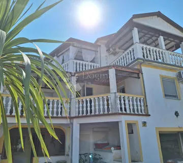 Stan na prvom katu apartmanske kuće, 100 m od mora - cover