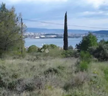 Poljoprivredno zemljište s panoramskim pogledom na more u Kaštel Sućurcu! - cover