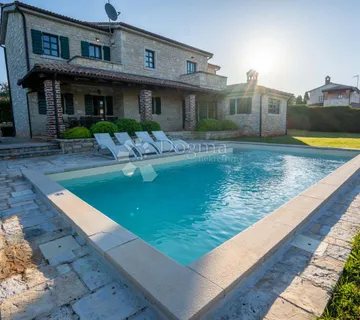 JEDNA OD 10 VILA- KOMPLEKSA-HERAKI-POREČ - cover
