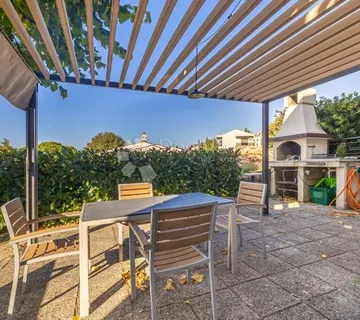 Predivna  kuća sa garažom u Njivicama! - cover