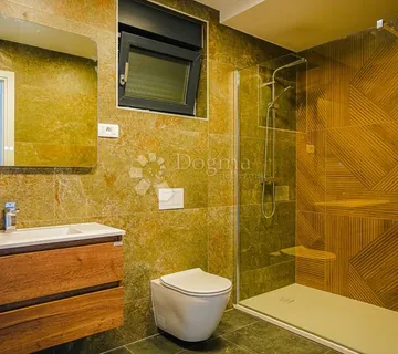 EKSKLUZIVNA VILLA S BAZENOM - cover