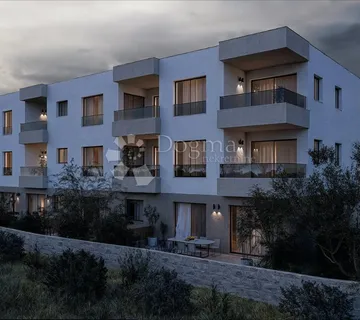 MEDITERANSKI UGOĐAJ: STAN NA 2. KATU S POGLEDOM NA MORE | VODICE - cover