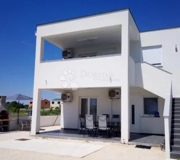 PRILIKA! Moderna kuća s tri apartmana u Privlaci, 200 m od plaže - cover