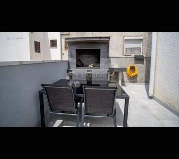 PRODAJE SE POTPUNO RENOVIRANA APARTMANSKA KUĆA NA OTOKU VIRU S 2 ODVOJENA APARTMANA - cover