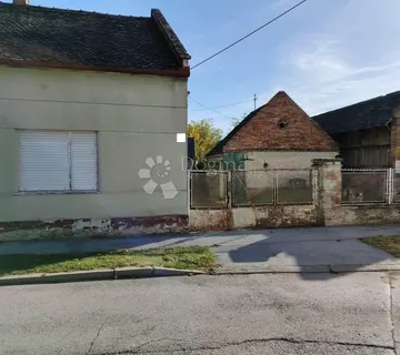 Izvrsna prilika! Kuća s dvorištem i pomoćnim objektima u Kneževim Vinogradima - cover