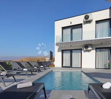 PRODAJE SE MODERNA VILA SA BAZENOM PRIVLAKA - cover