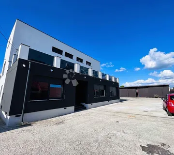 URBANA VILA NA KORAK DO SLAVONSKE AVENIJE - cover