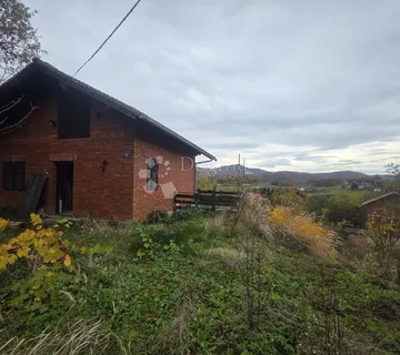 Vikendica s velikom okućnicom i šumom – mir i priroda na jednom mjestu - cover