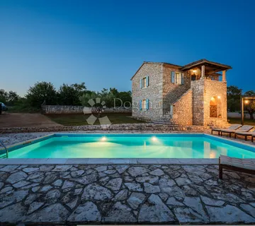 Prekrasna kamena vila u okolici Poreča s 3 spavaće sobe - cover