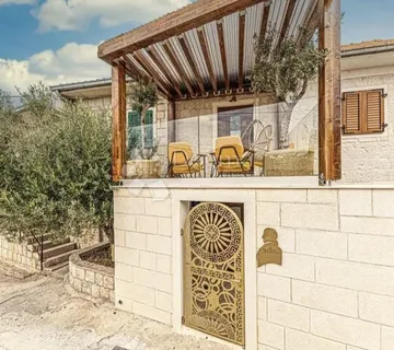 Kamena vila u centru Okruga - cover